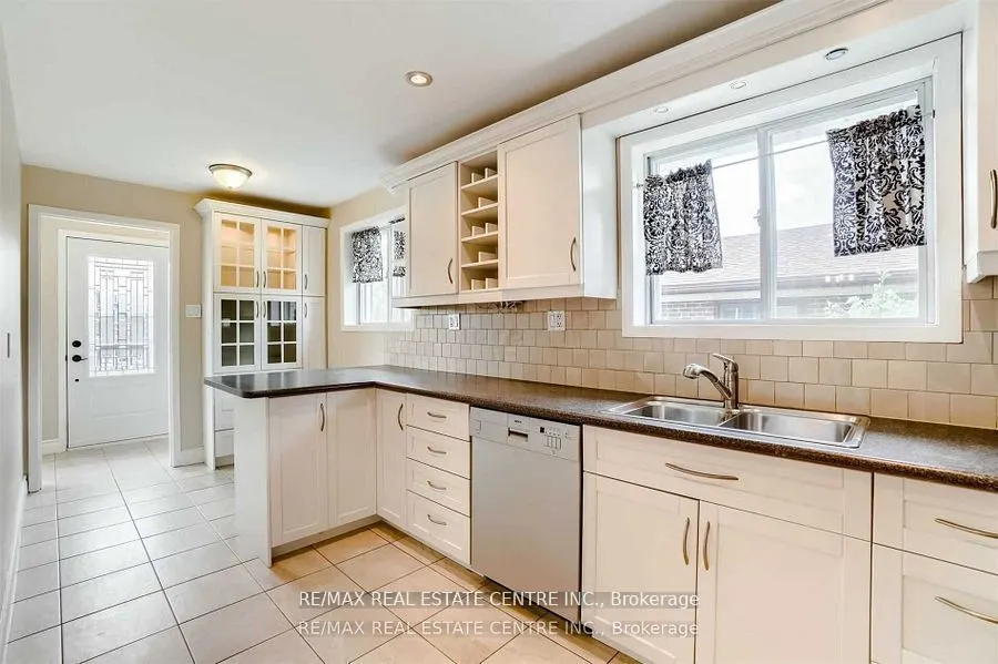 3385 Ellengale (Upper) Drive