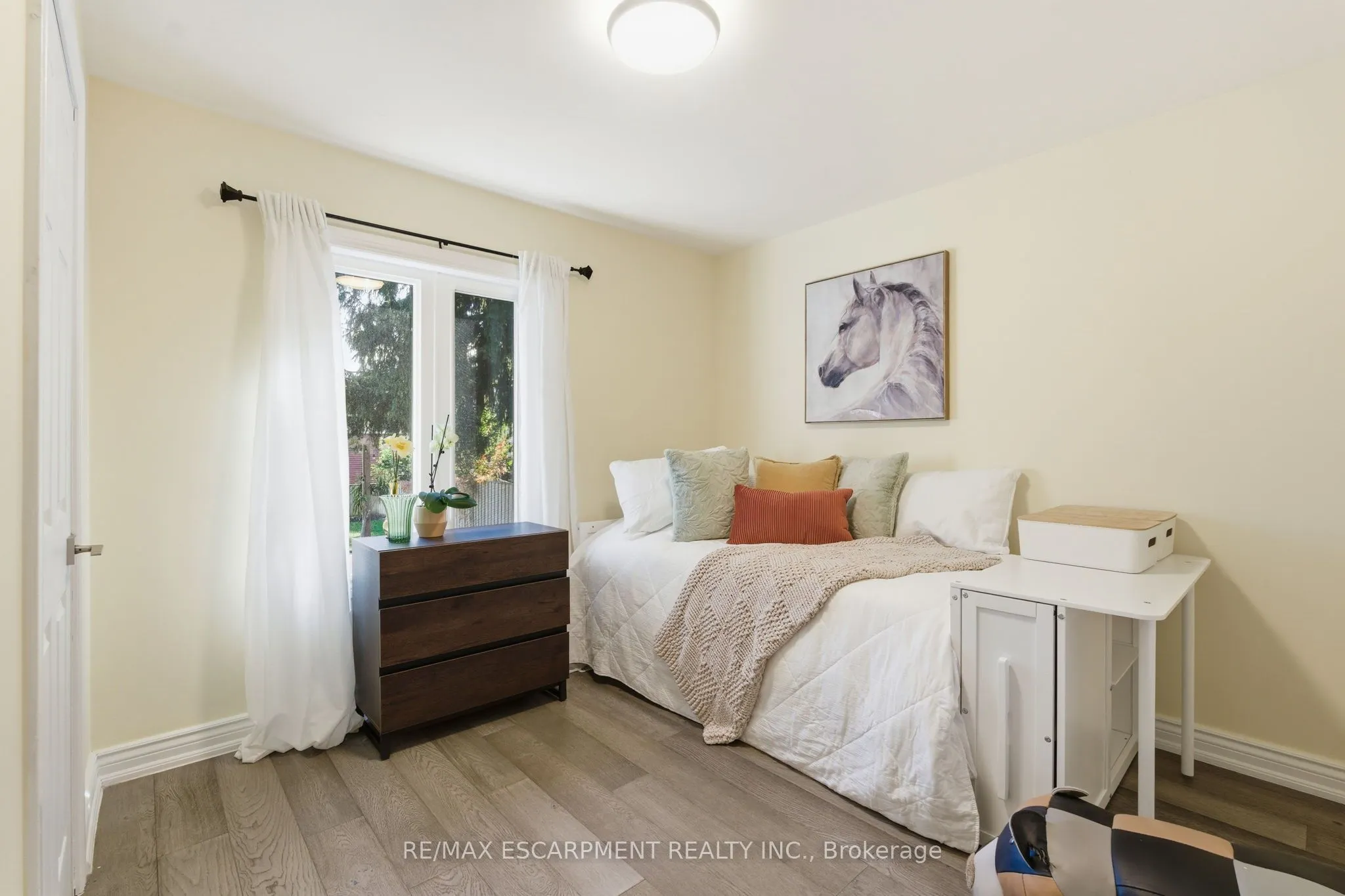 424 Plains Road W