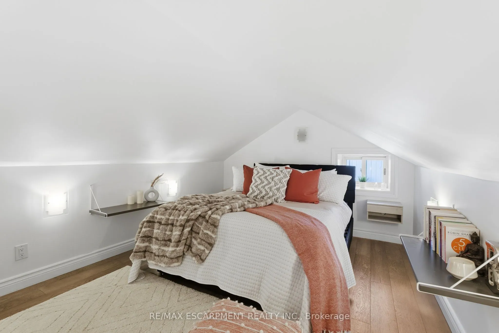 424 Plains Road W