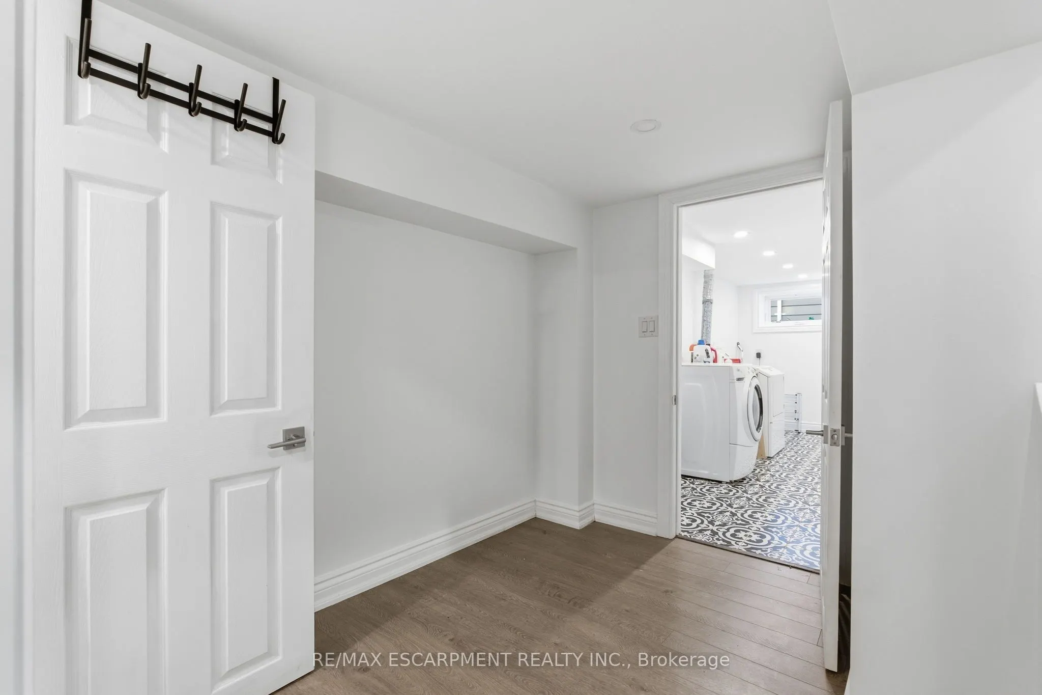 424 Plains Road W
