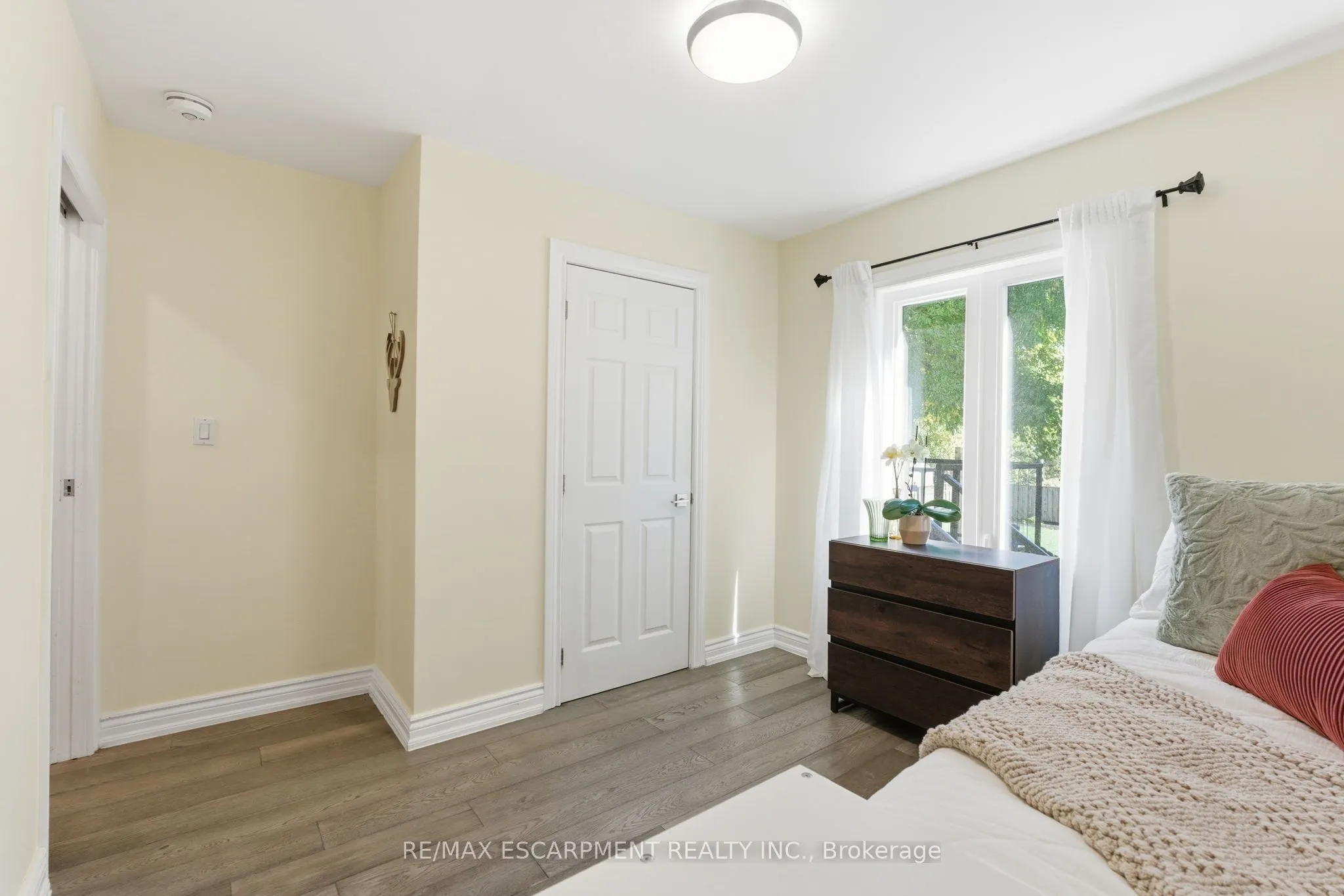 424 Plains Road W