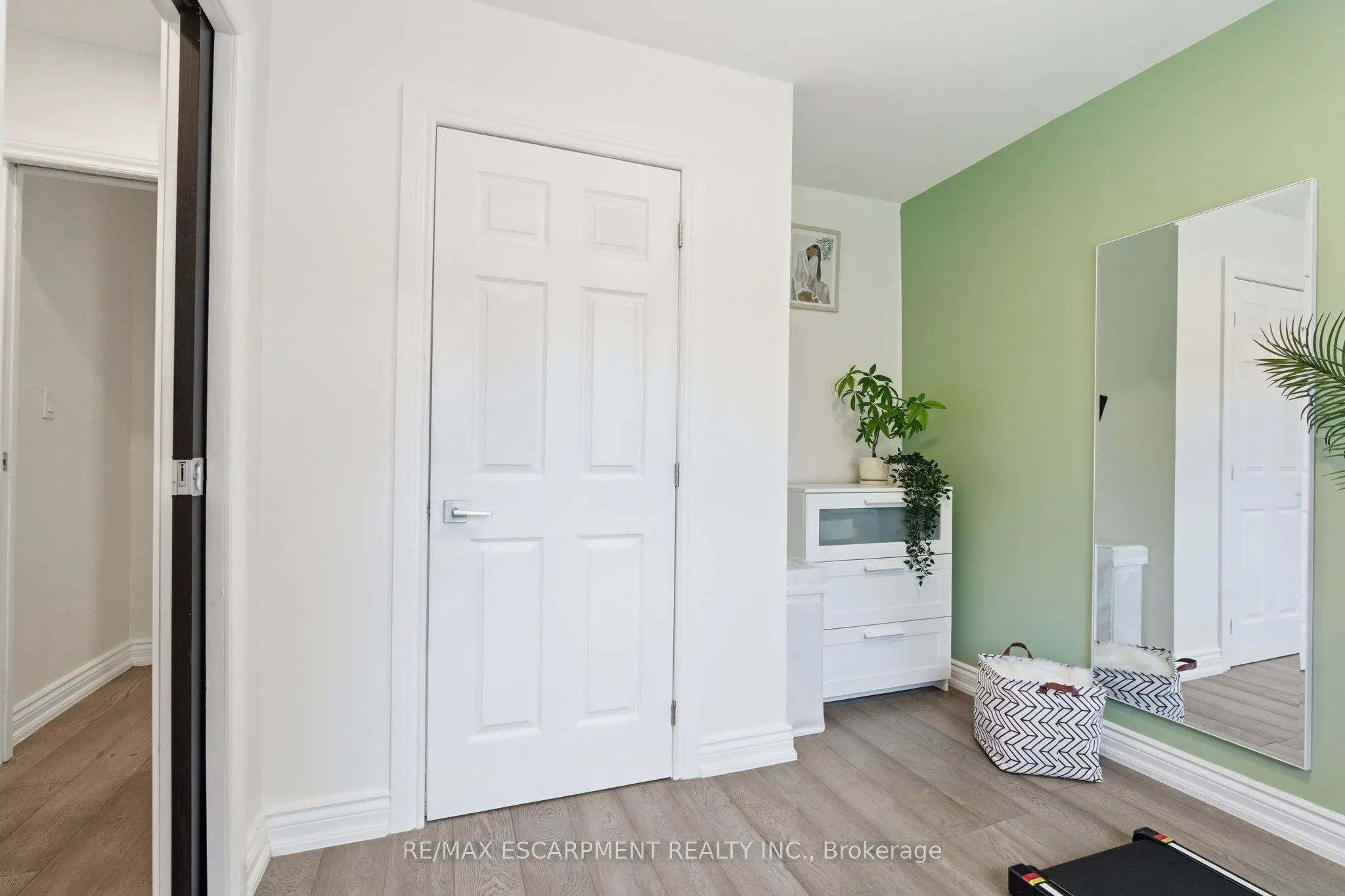 424 Plains Road W