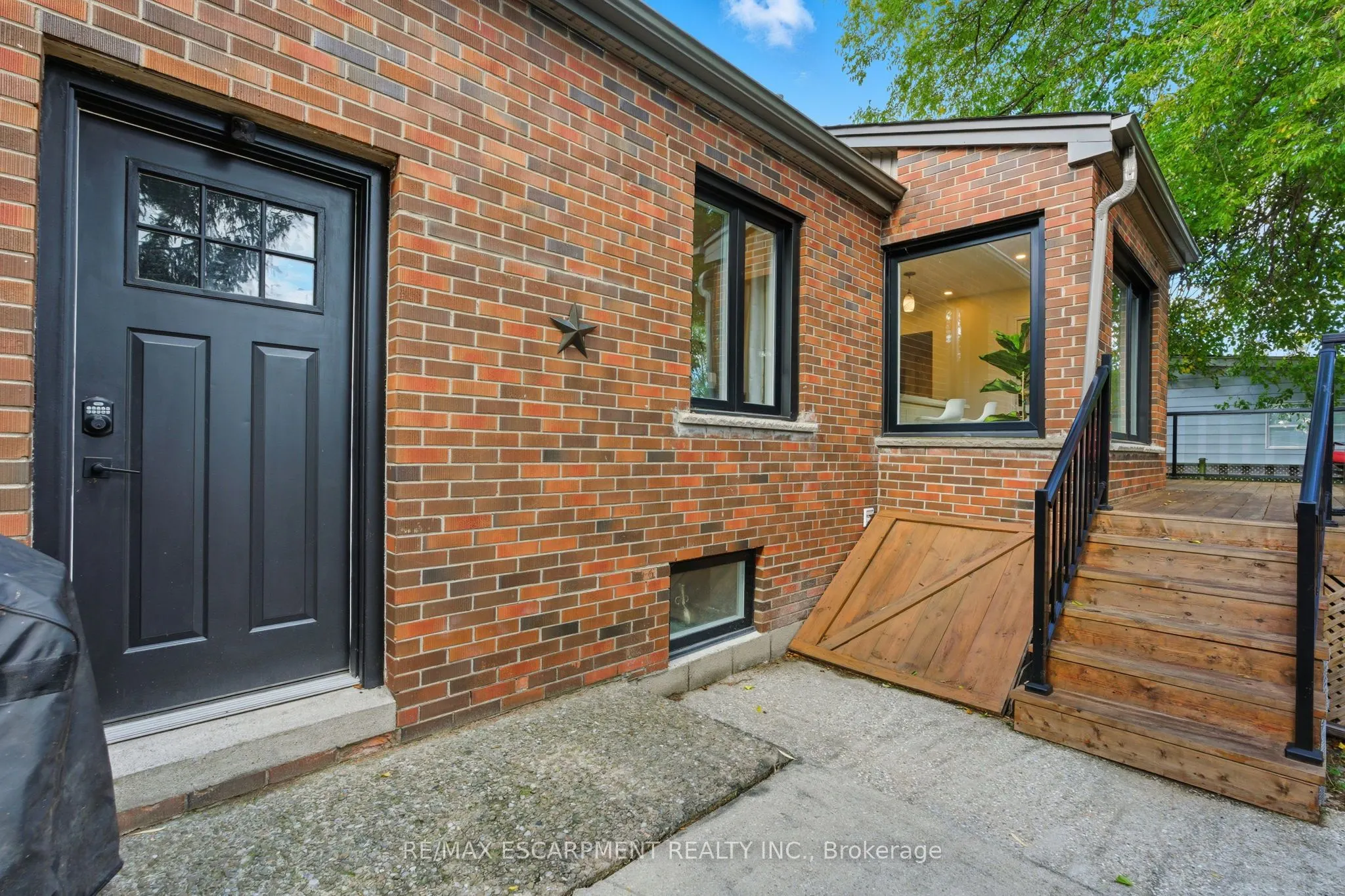 424 Plains Road W