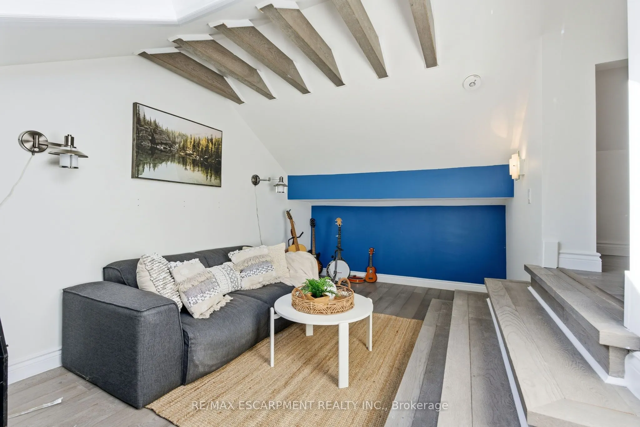 424 Plains Road W