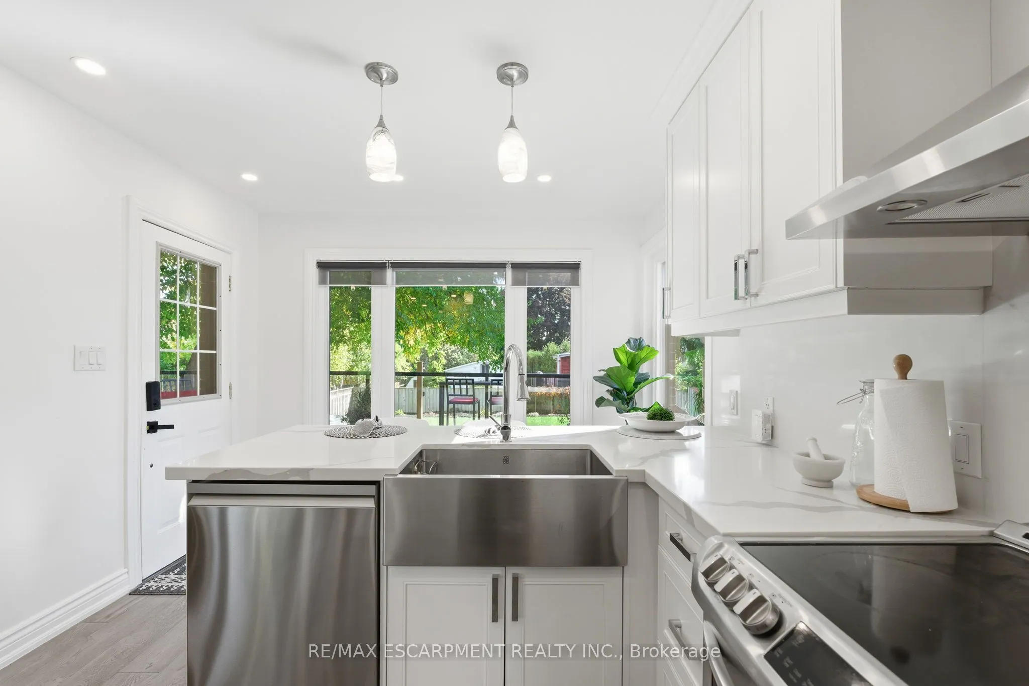 424 Plains Road W