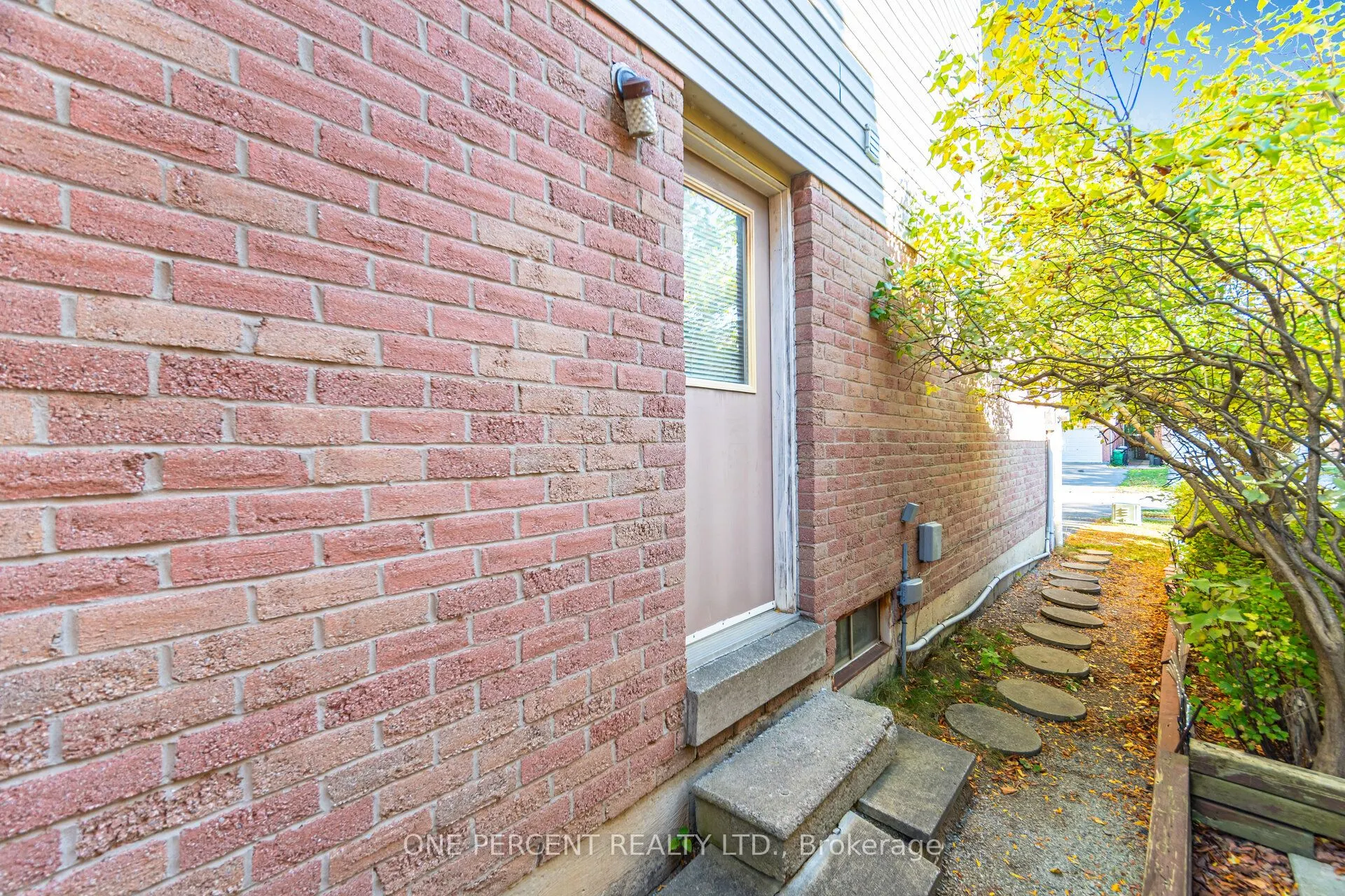 3256 3256 ANDERSON Crescent
