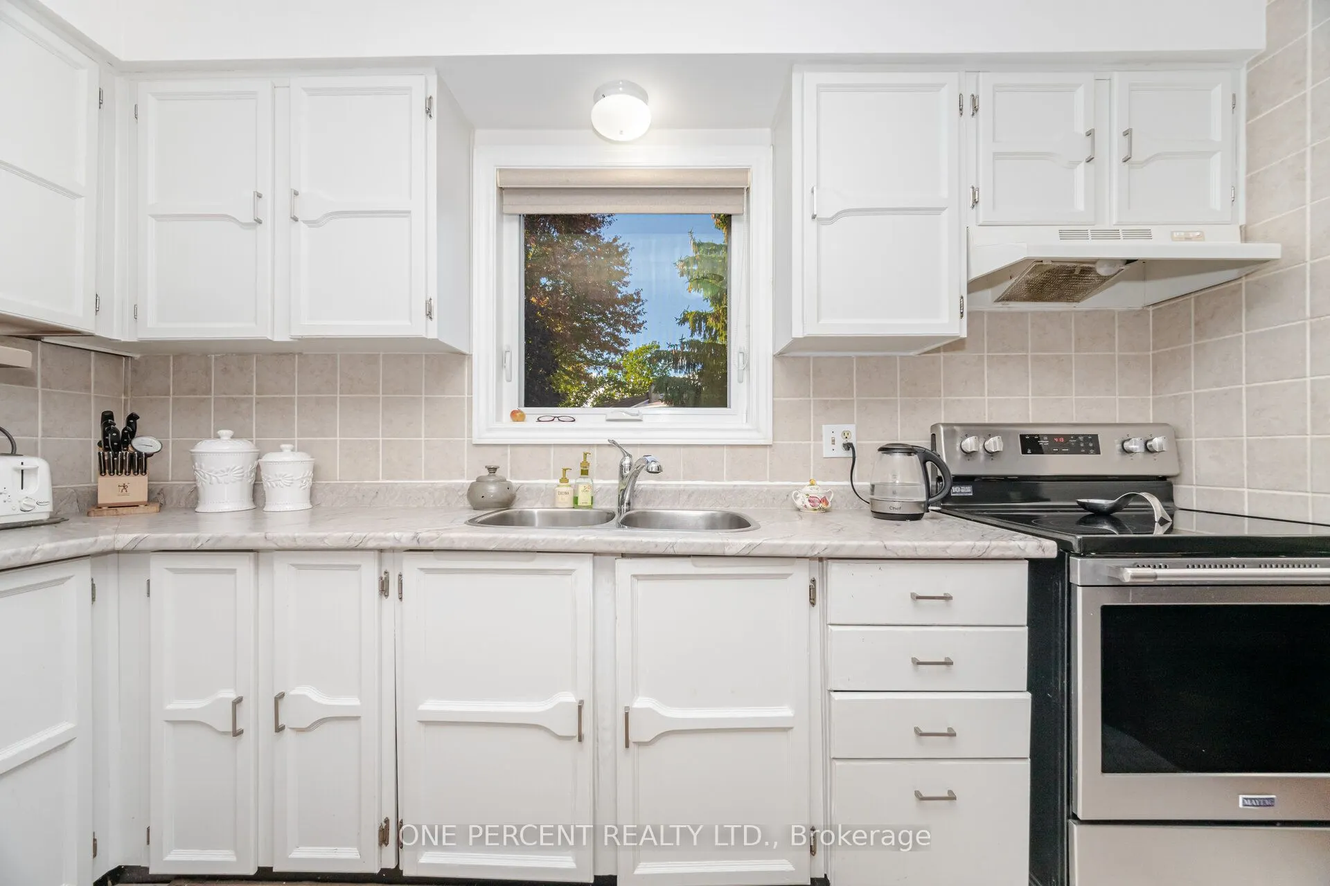 3256 3256 ANDERSON Crescent