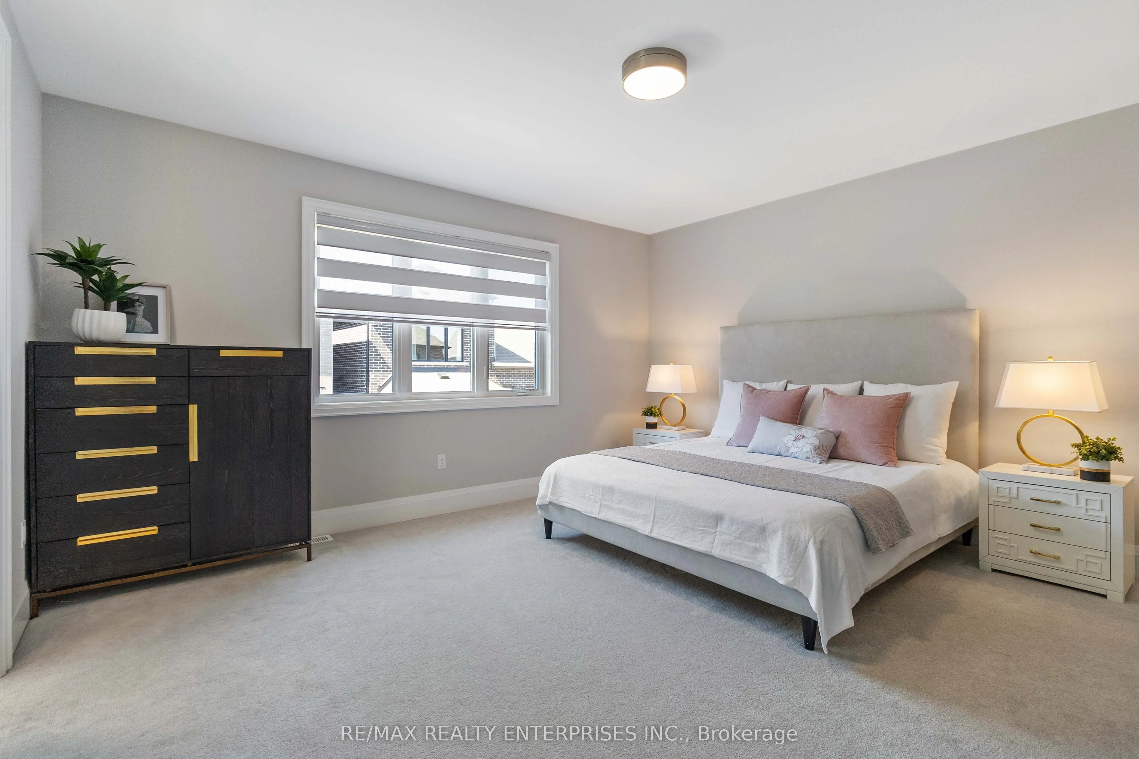 1437 Lakeport Crescent