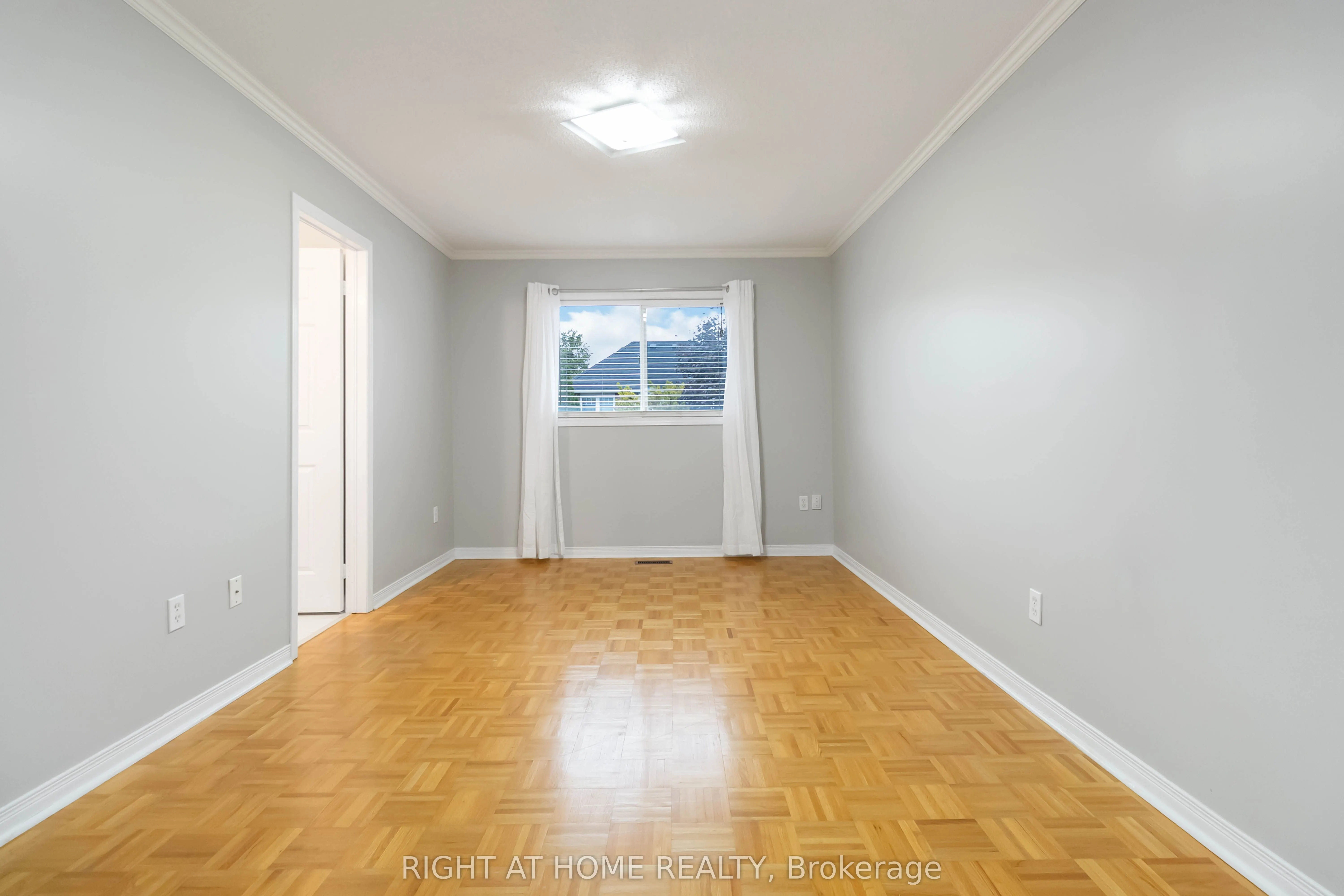 2466 Newcastle Crescent