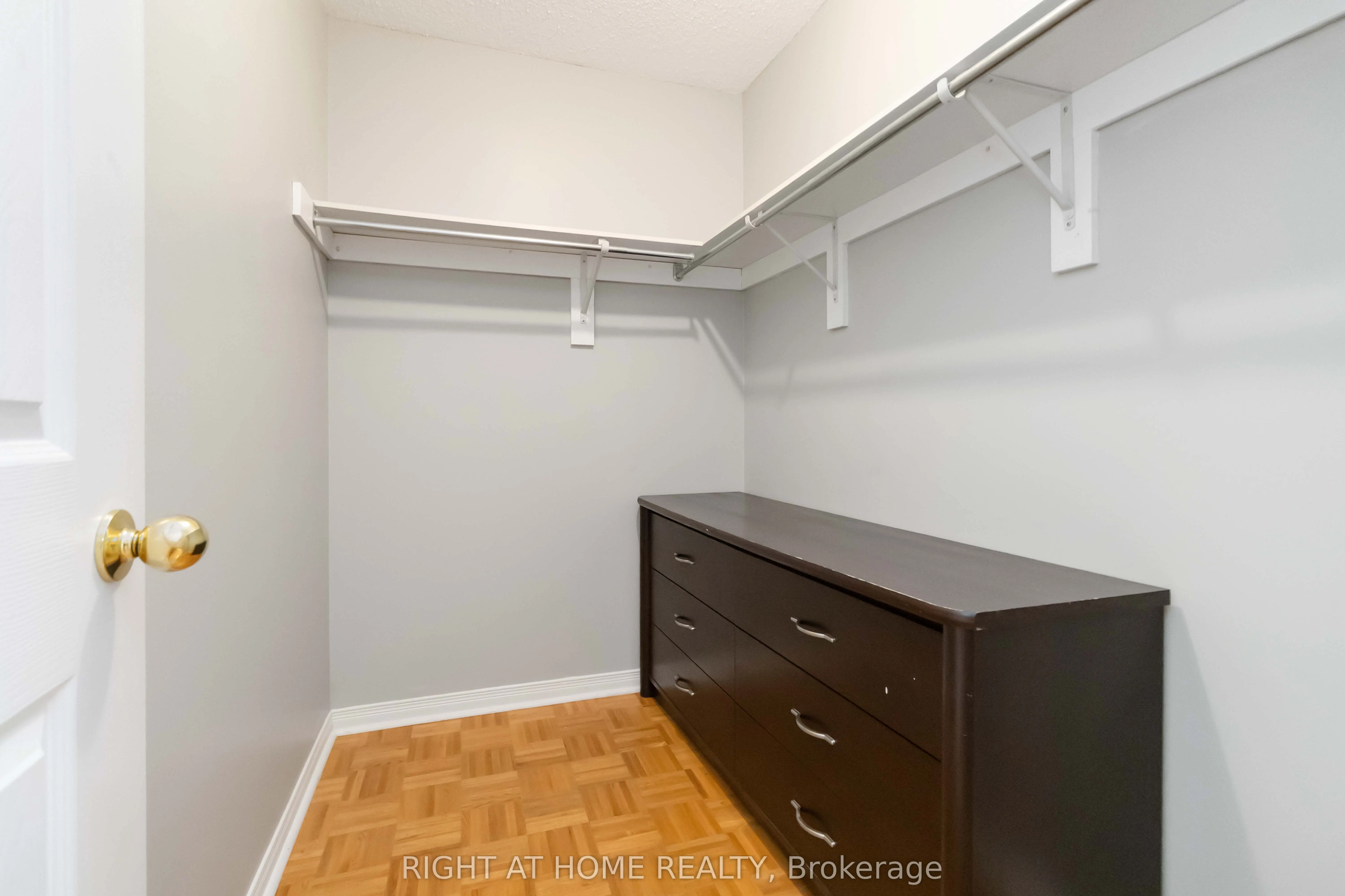 2466 Newcastle Crescent