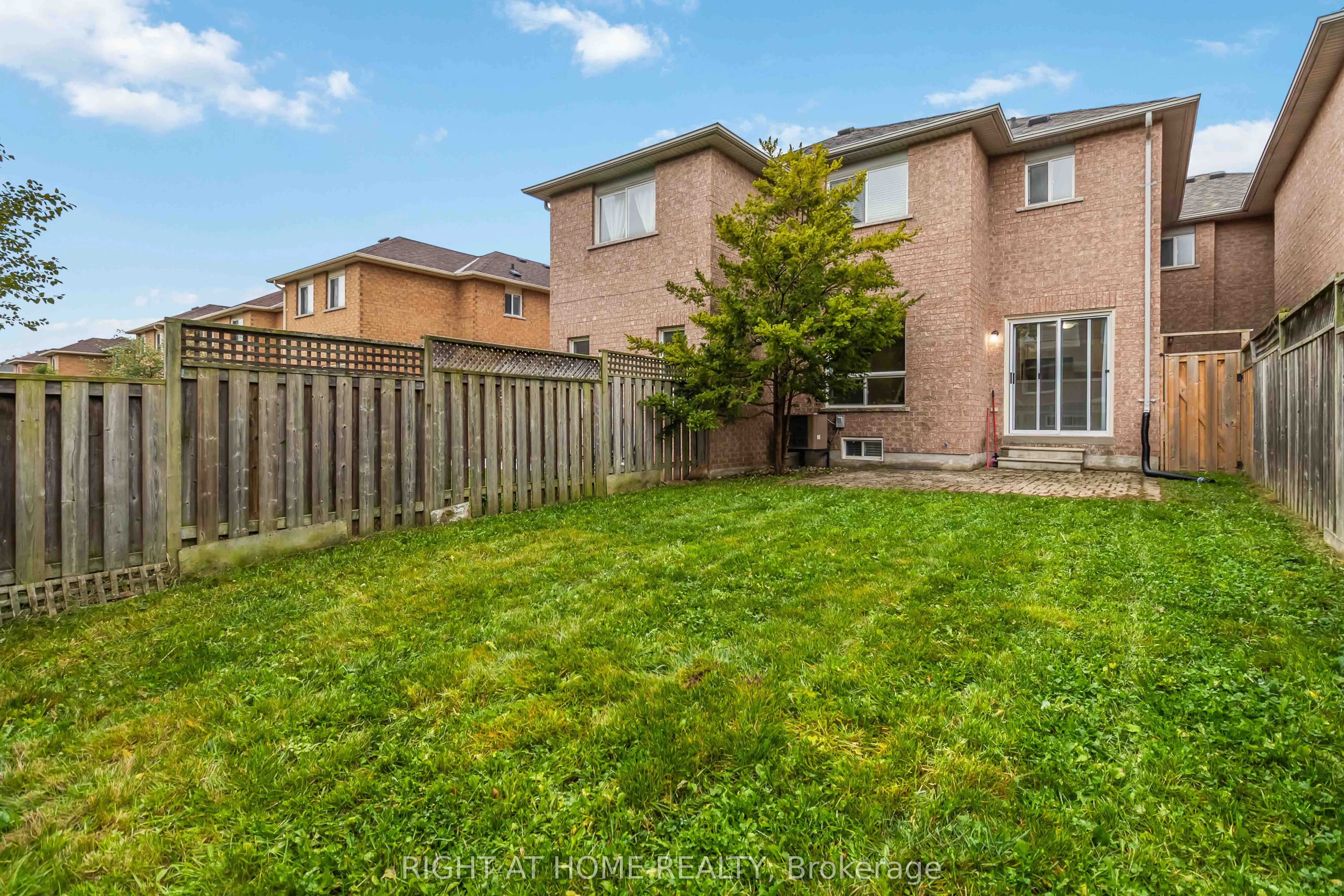 2466 Newcastle Crescent