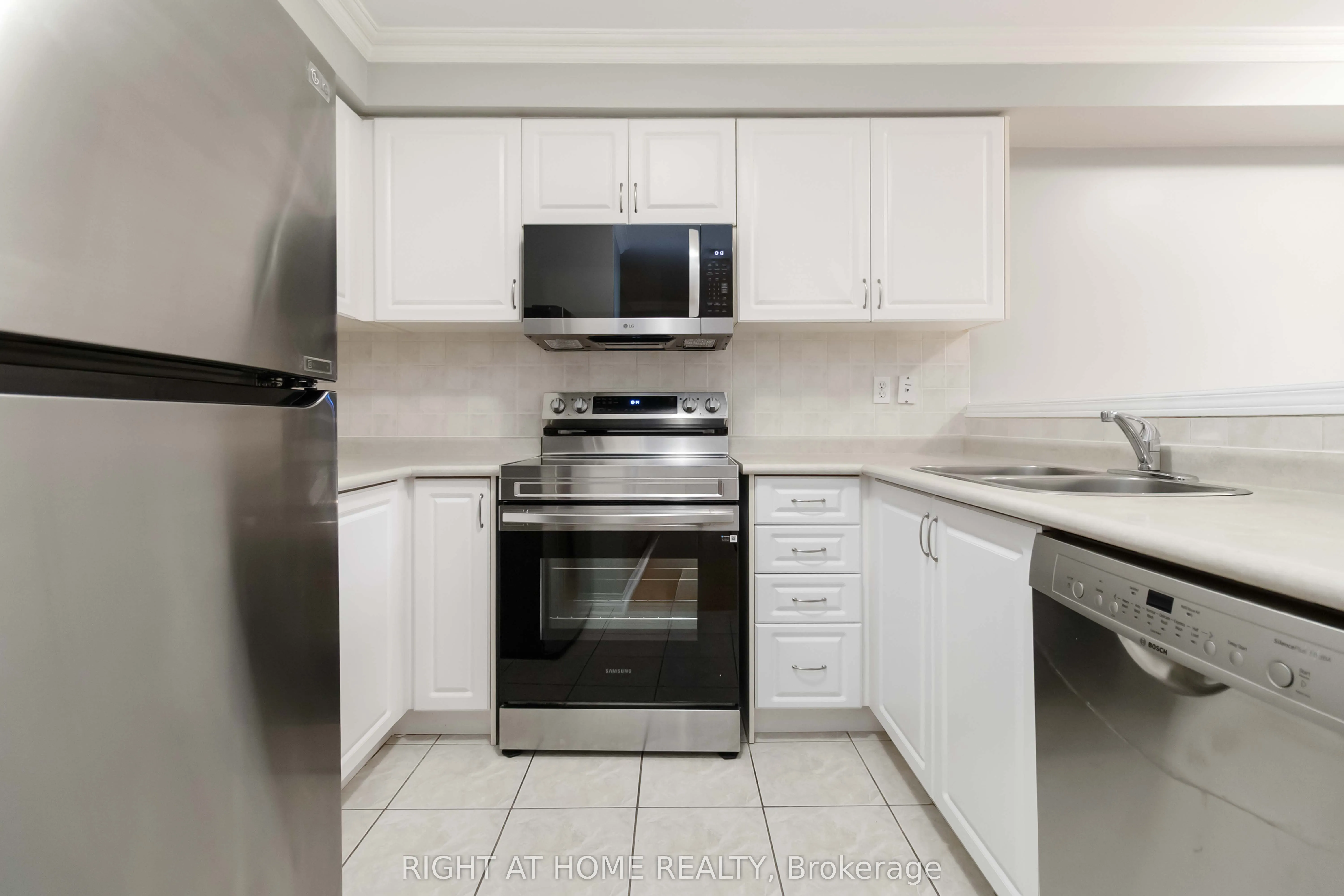 2466 Newcastle Crescent