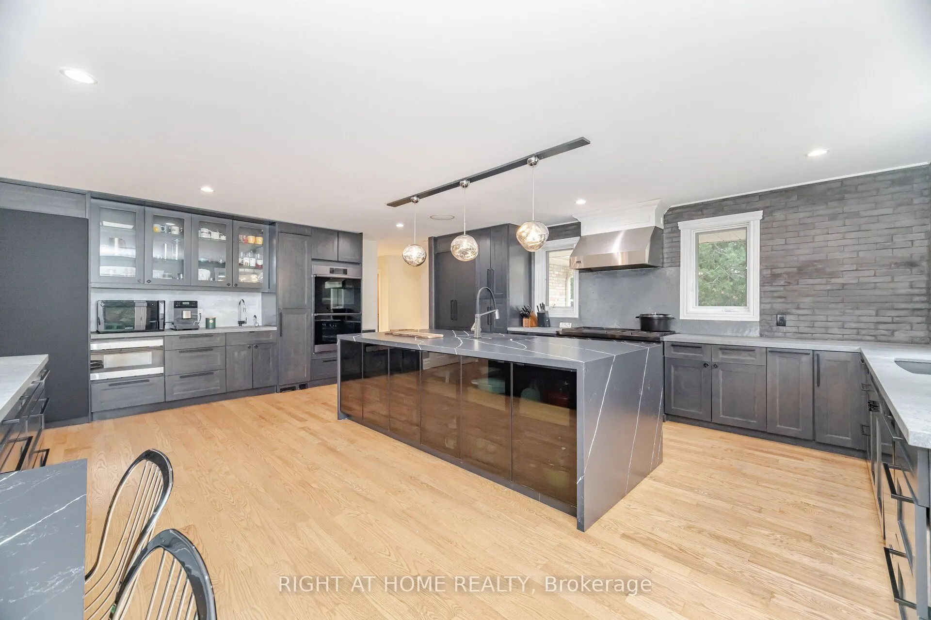 2154 Oneida Crescent