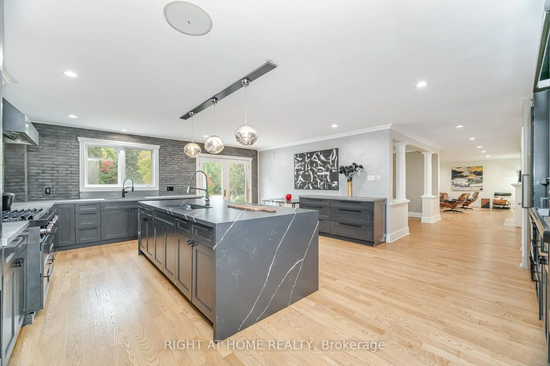 2154 Oneida Crescent