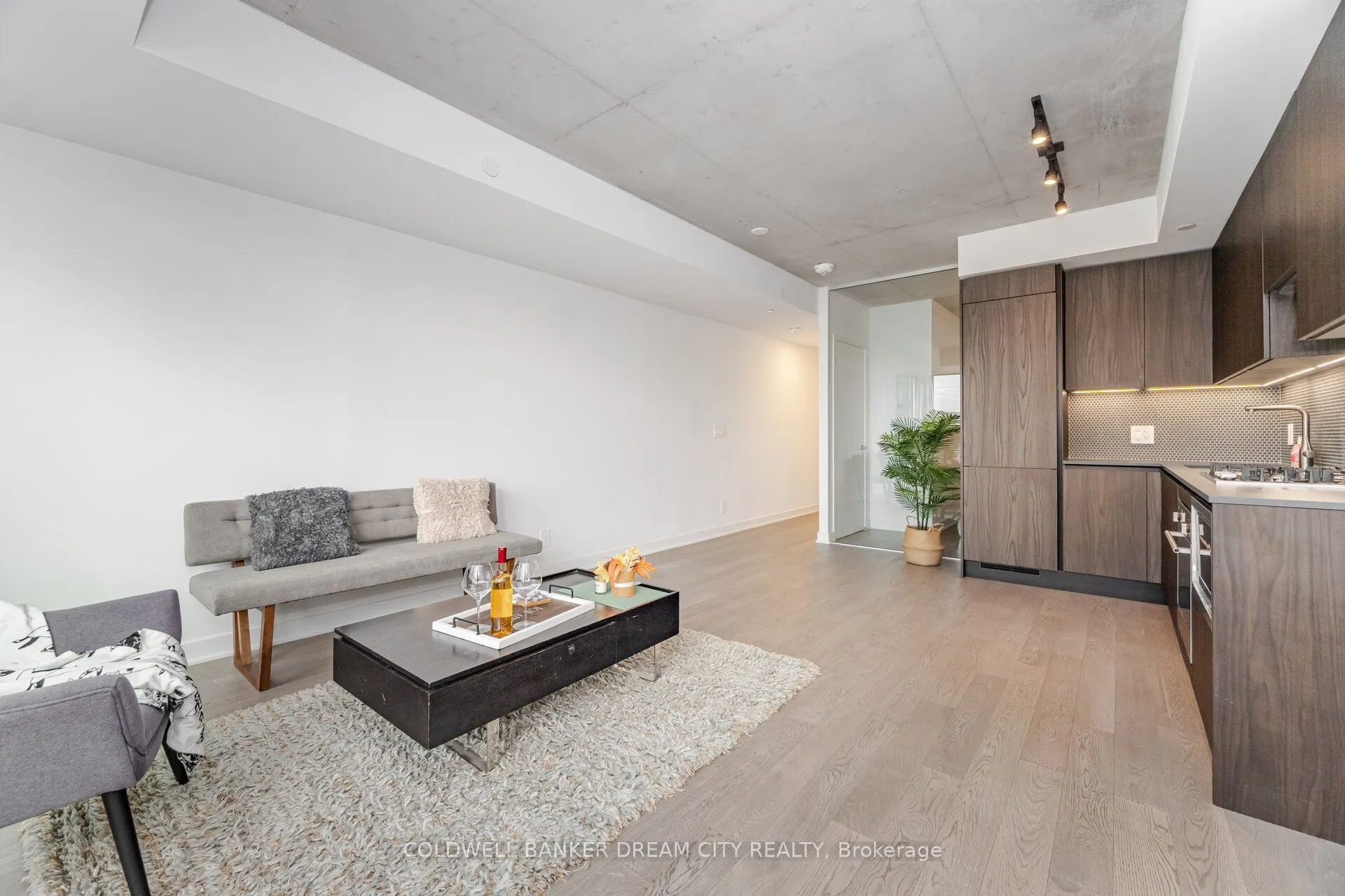 2720 Dundas Street W, #423
