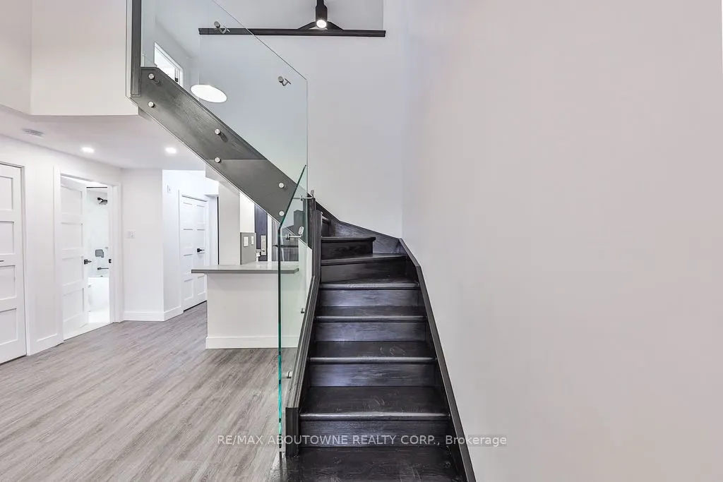 185 Robinson Street, #405