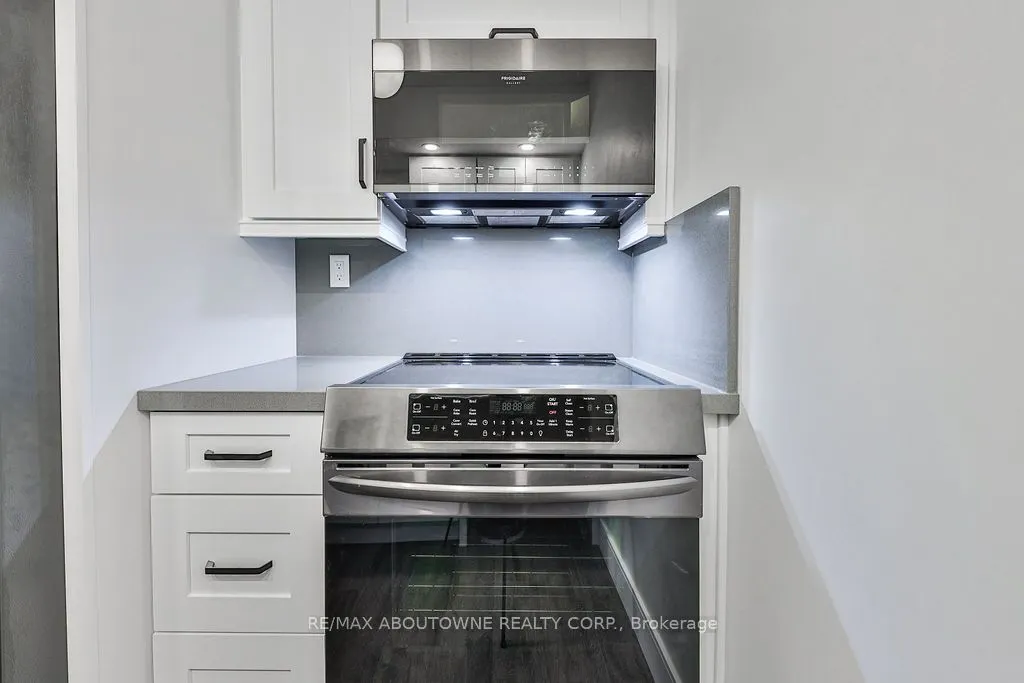 185 Robinson Street, #405