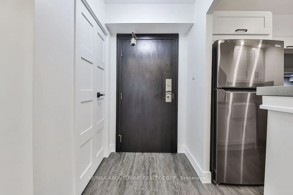 185 Robinson Street, #405