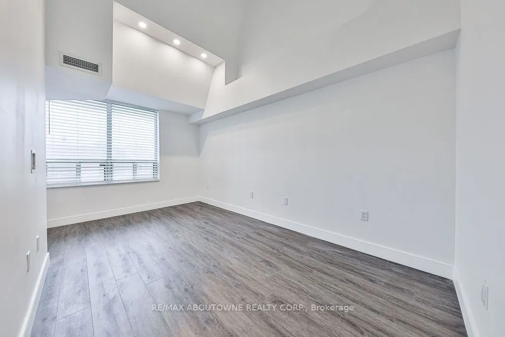 185 Robinson Street, #405