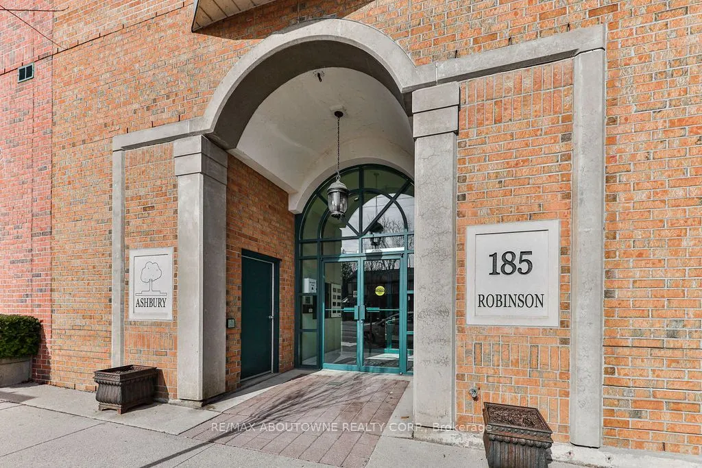 185 Robinson Street, #405