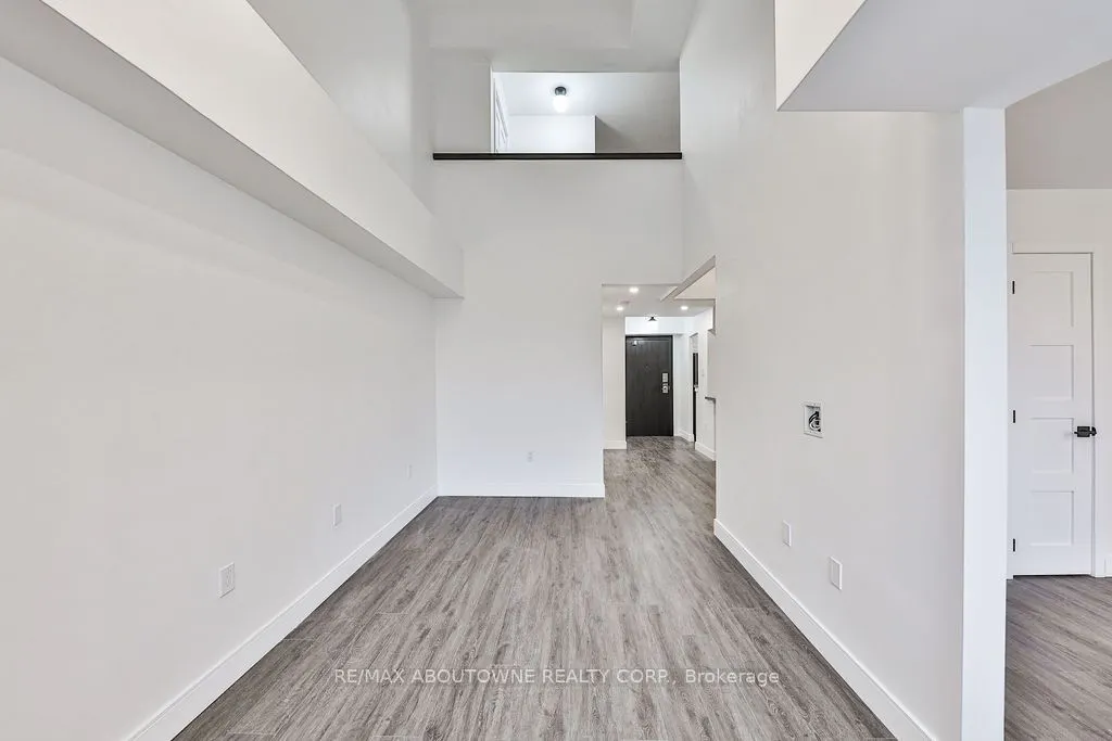 185 Robinson Street, #405