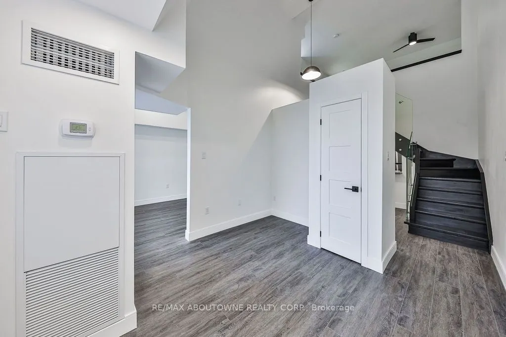 185 Robinson Street, #405