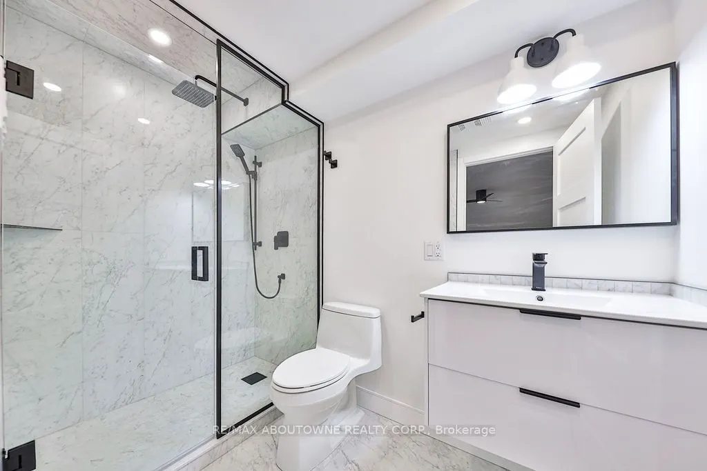 185 Robinson Street, #405