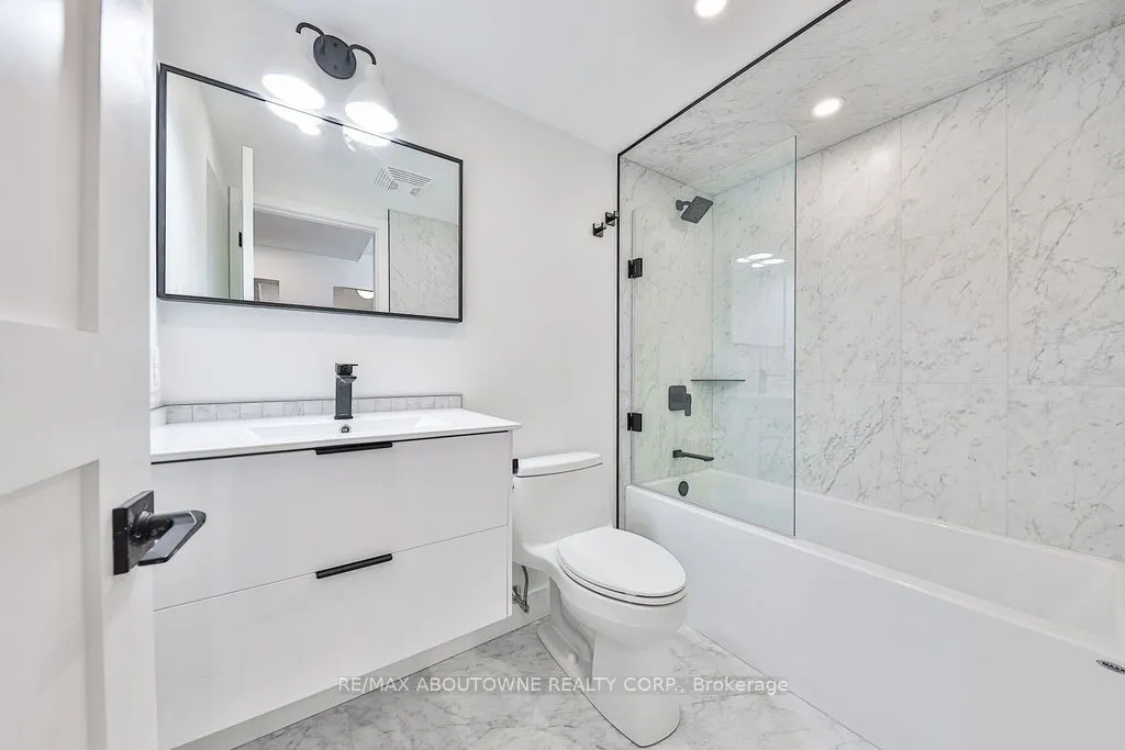 185 Robinson Street, #405