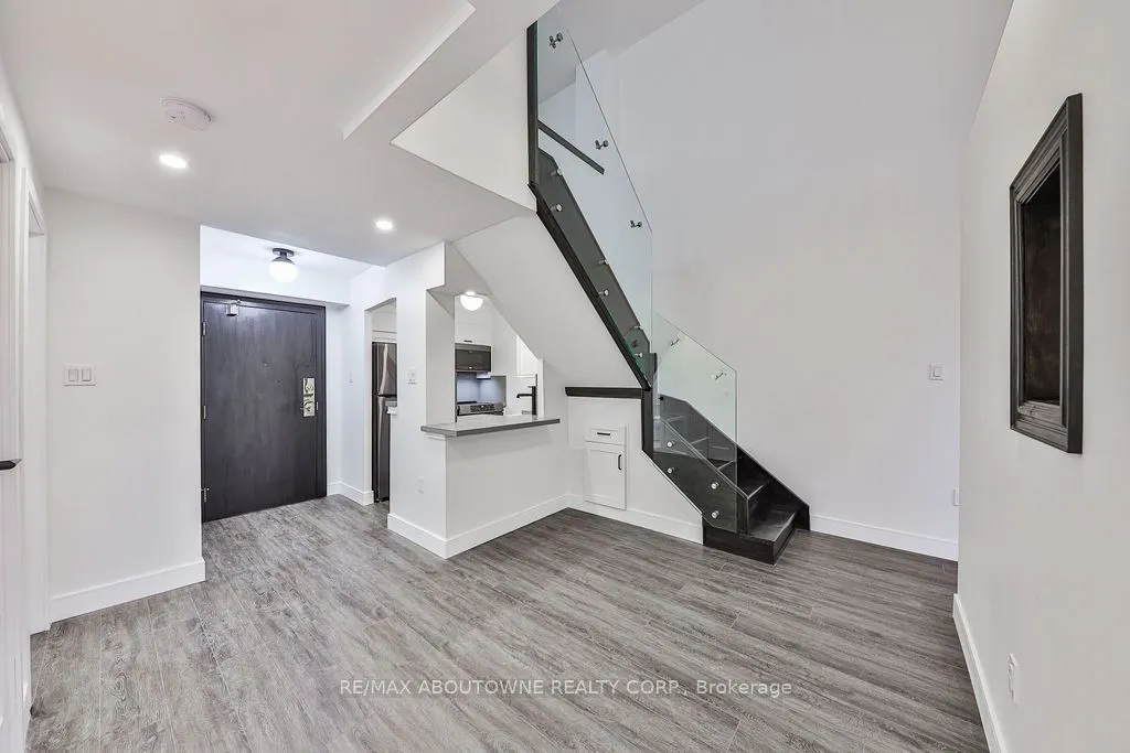185 Robinson Street, #405