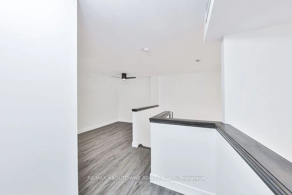 185 Robinson Street, #405