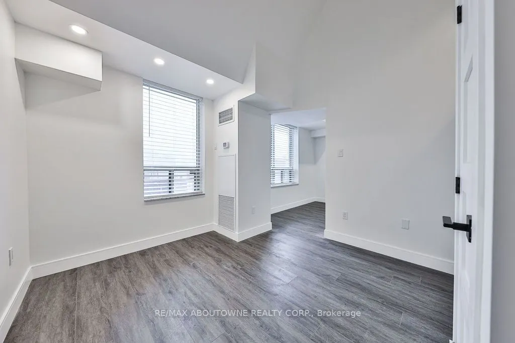 185 Robinson Street, #405