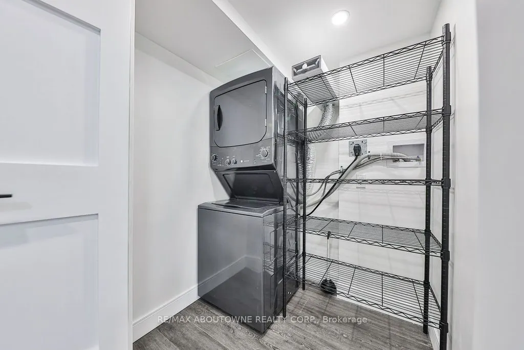 185 Robinson Street, #405