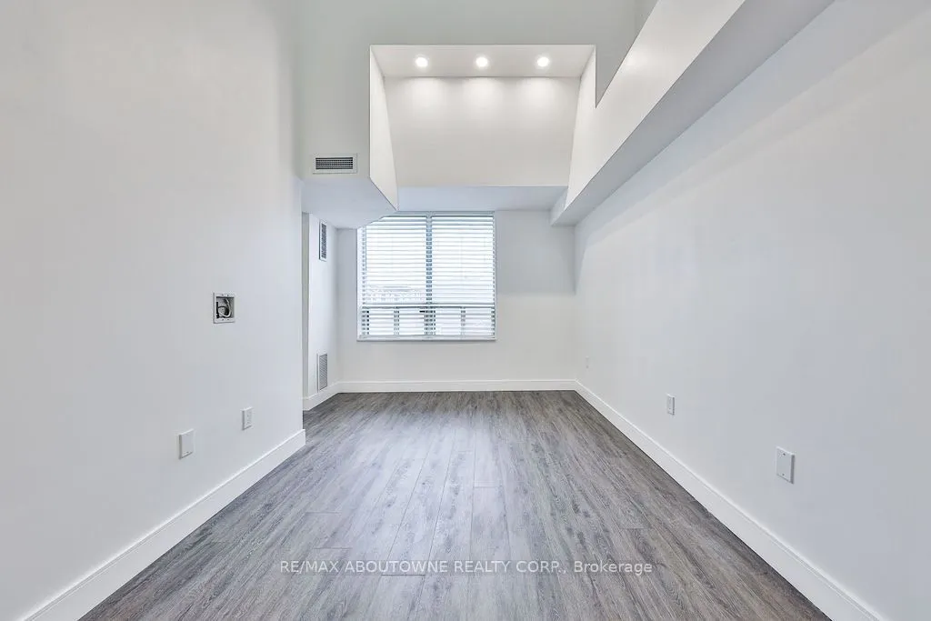 185 Robinson Street, #405