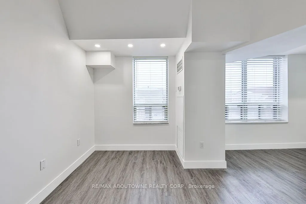185 Robinson Street, #405