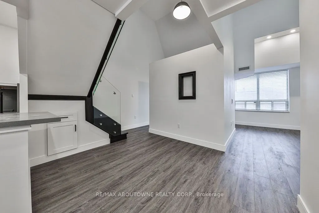 185 Robinson Street, #405