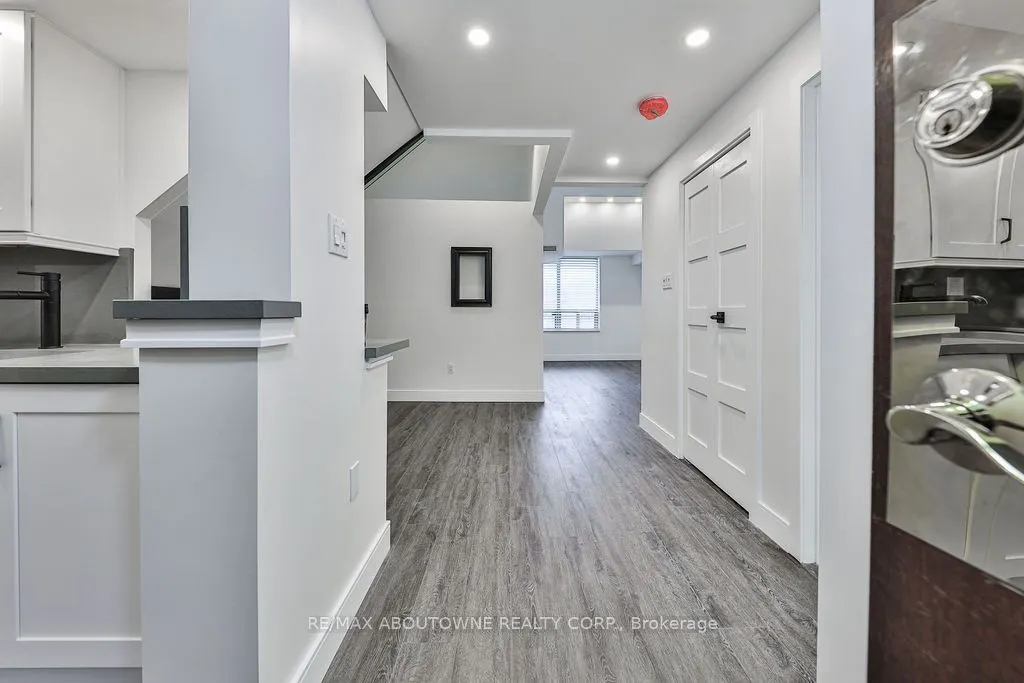 185 Robinson Street, #405