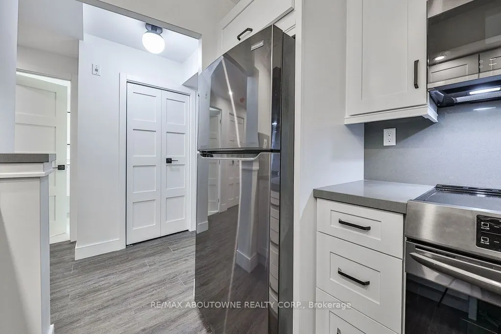 185 Robinson Street, #405