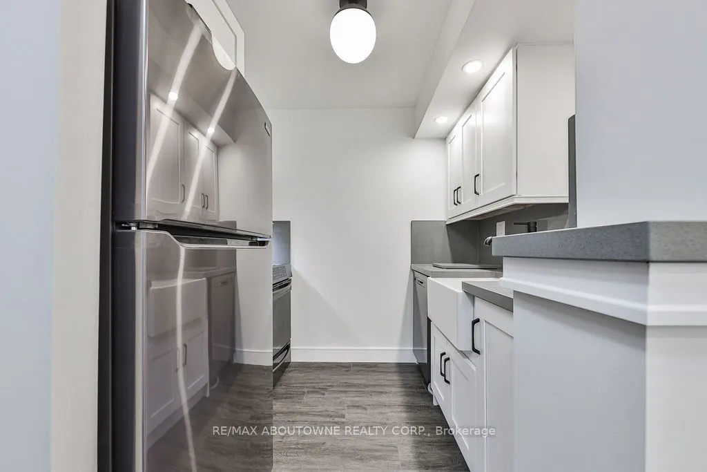 185 Robinson Street, #405