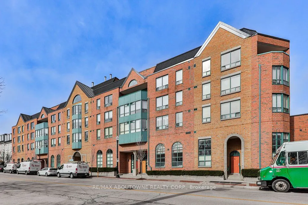 185 Robinson Street, #405
