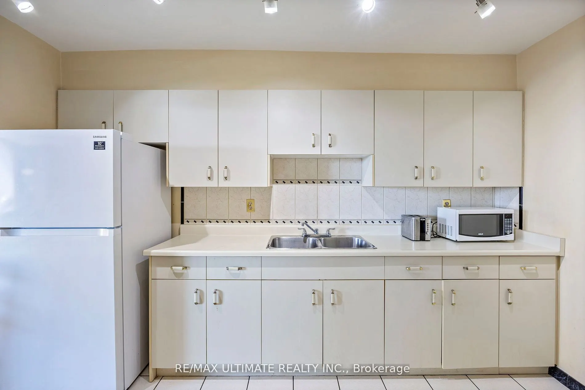85 Emmett Avenue S, ##1807