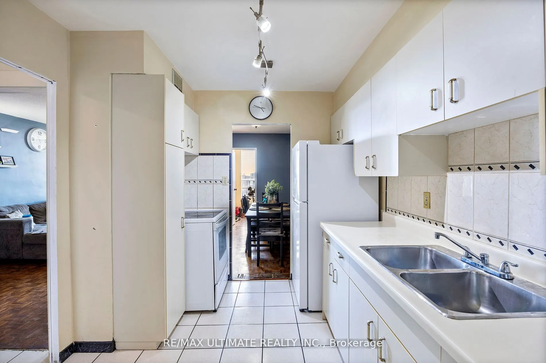 85 Emmett Avenue S, ##1807