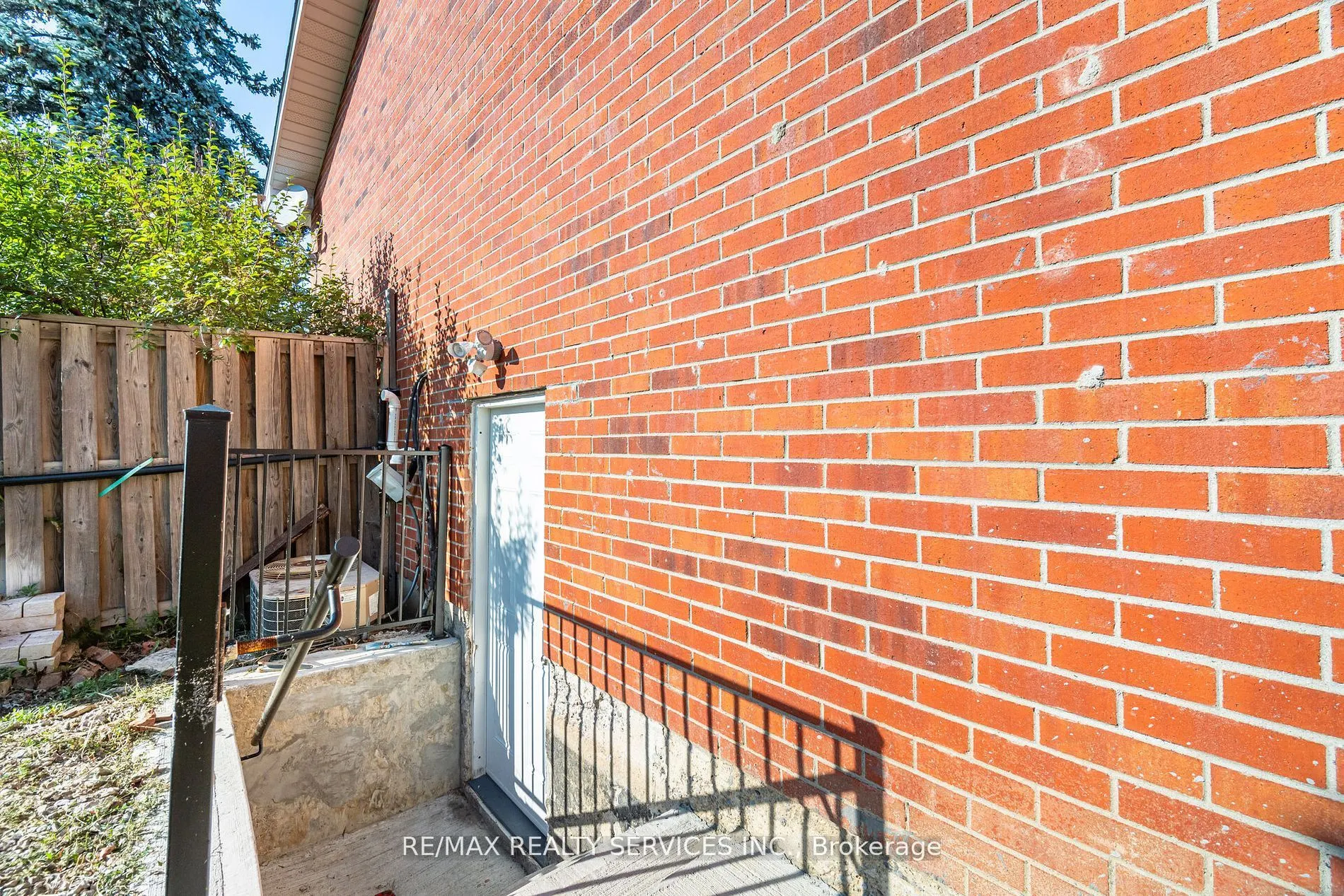 73 Blackthorn Lane
