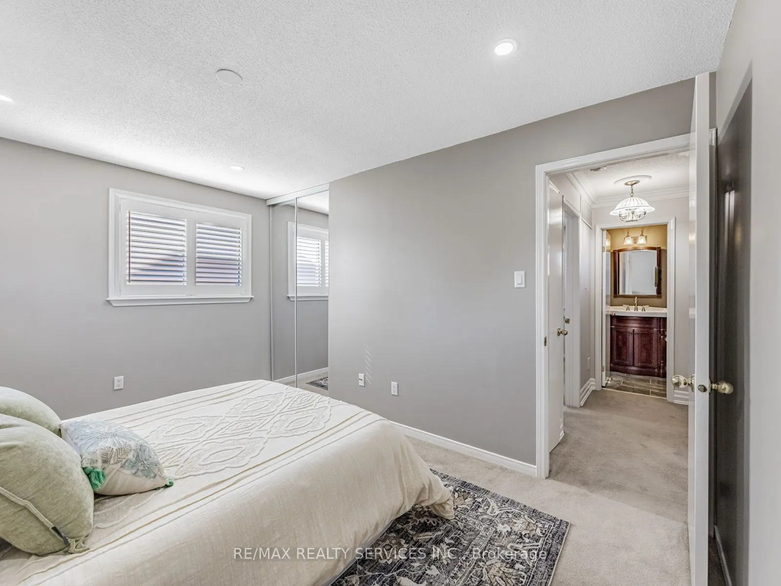 28 Lacewood Crescent