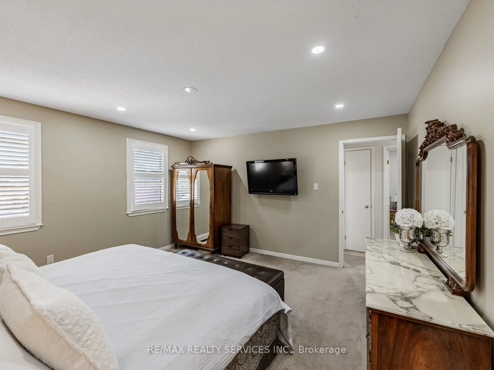 28 Lacewood Crescent