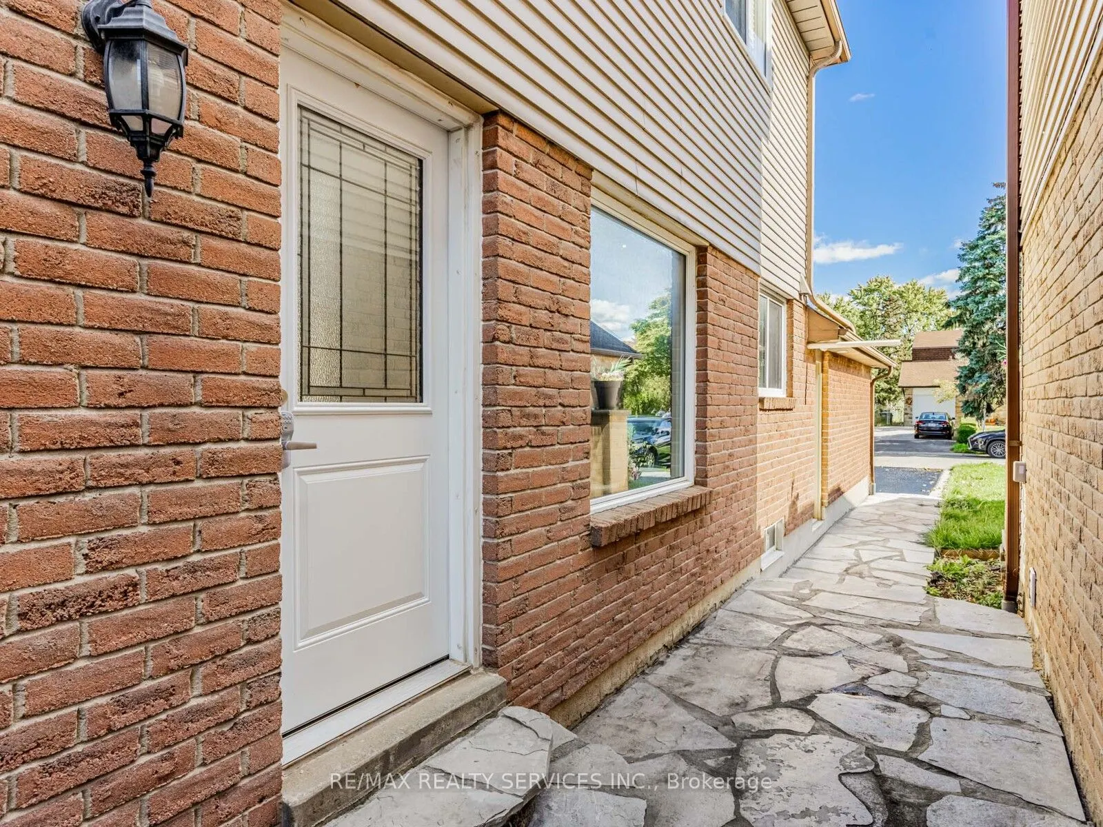28 Lacewood Crescent