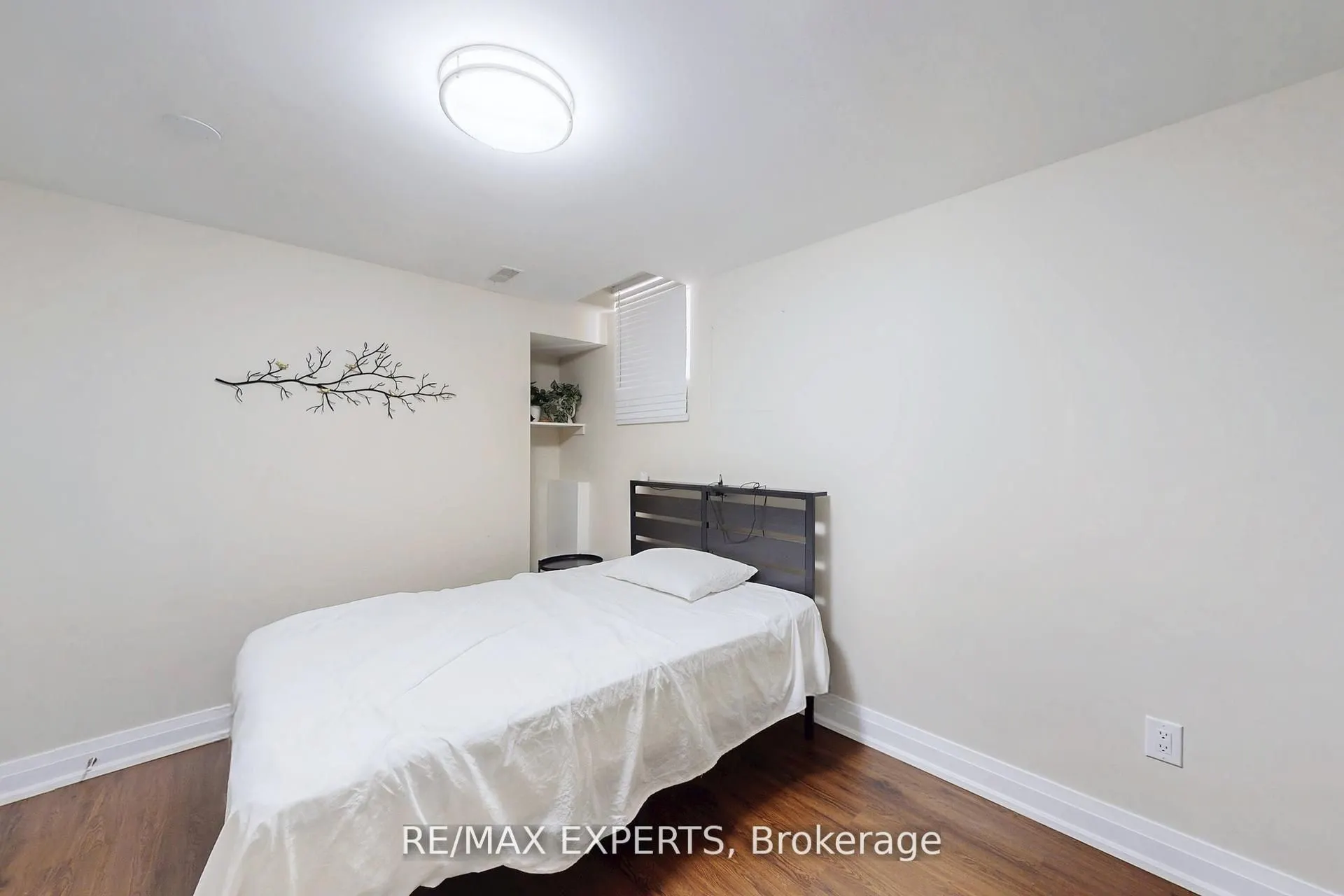 528 Fairview Road W