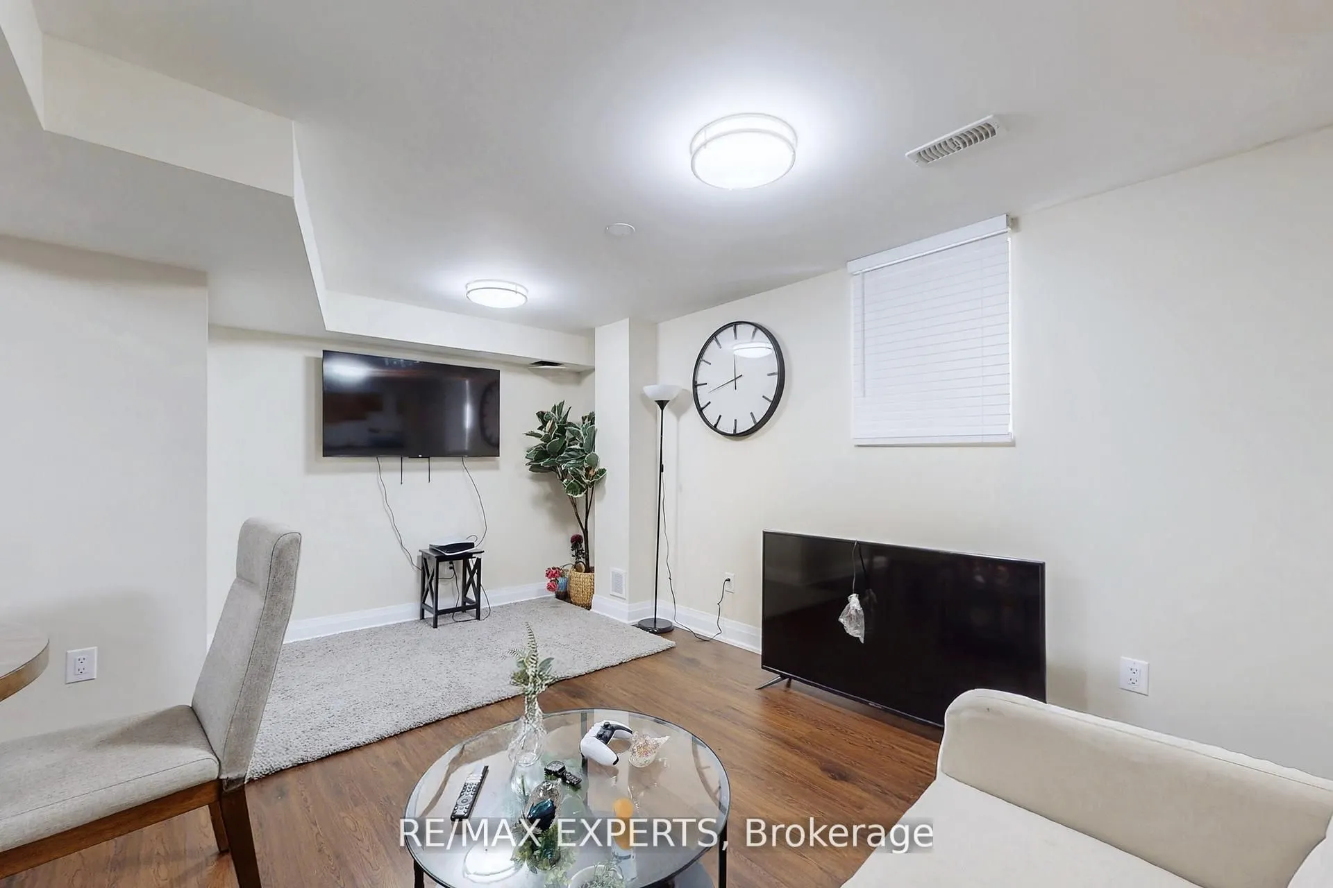 528 Fairview Road W
