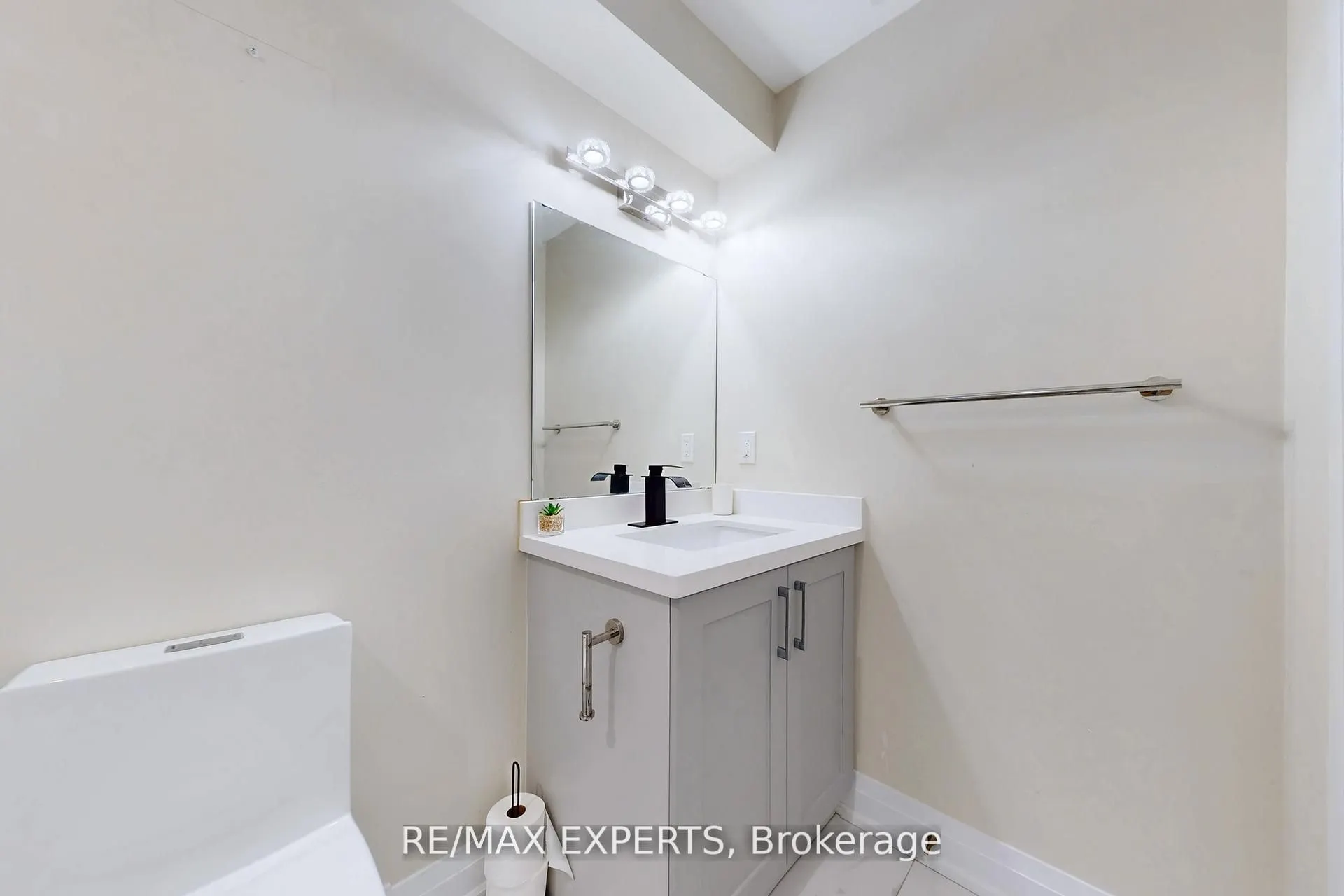 528 Fairview Road W