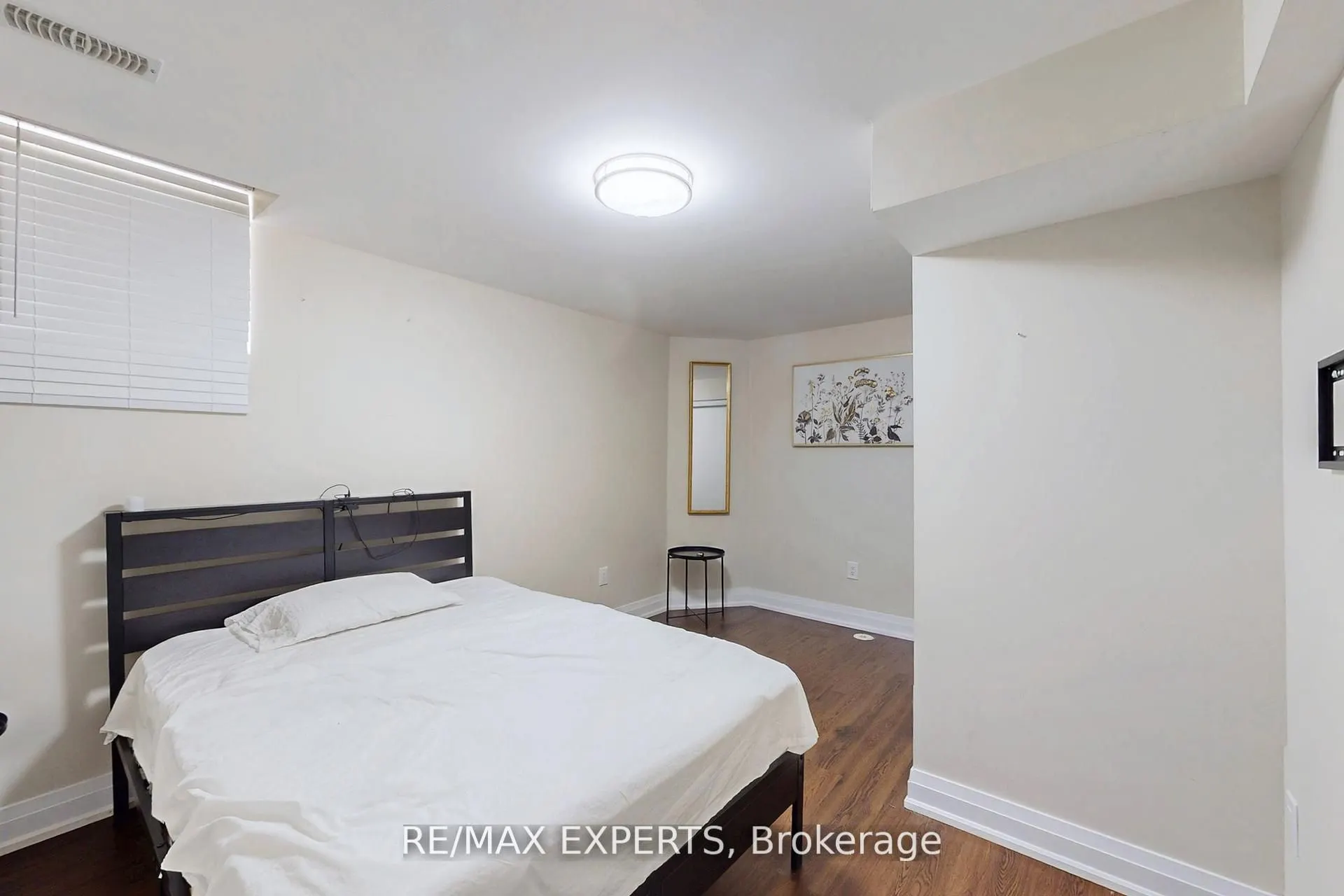 528 Fairview Road W