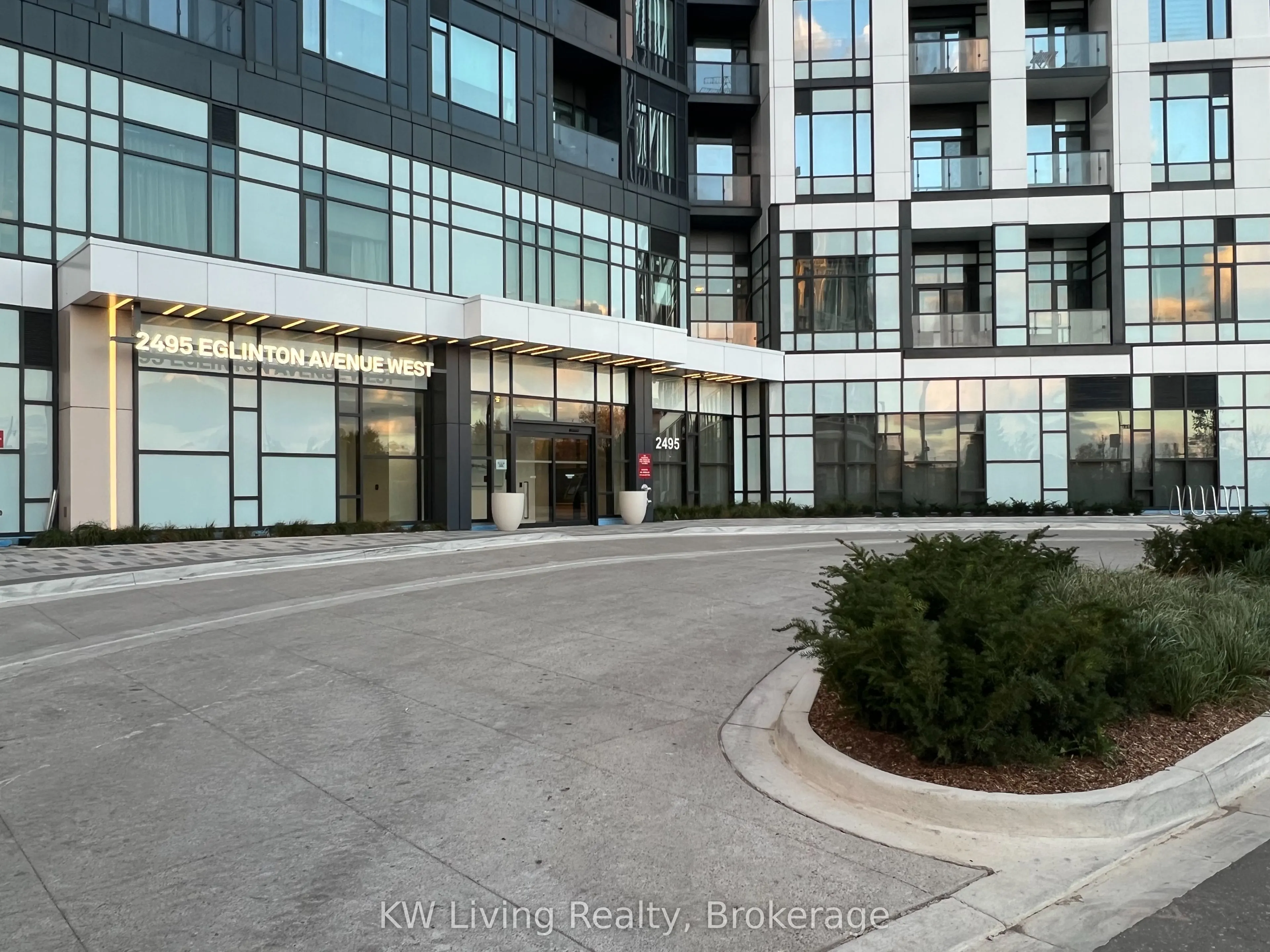 2495 Eglinton Avenue W, #1213